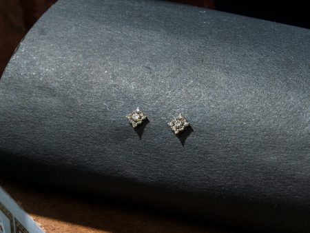 Lustrous Solitaire Diamond Stud Earring Supply